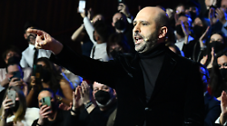 Amore + Iva di Checco Zalone stasera in tv giovedì 10 aprile su Canale 5: le anticipazioni dello show teatrale