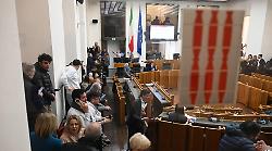 La manovra fiscale passa dopo 10 ore di discussione: più tasse non solo per sanità ma anche per trasporti, istruzione e ambiente