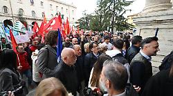 La manovra fiscale approda in assemblea legislativa, tensione e caos in piazza Italia: "Fascisti andate via"