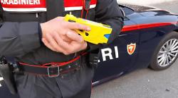 Terni, 50enne semina il panico in piazza della Pace. Intervengono i carabinieri e lo bloccano con il taser