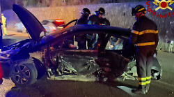 Scontro sulla strada tra Terni e Spoleto. Coinvolte due auto e tre persone. In azione vigili del fuoco, polstrada e 118