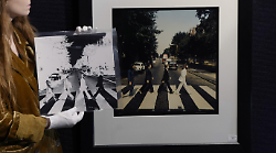 Beatles, tutti i segreti della copertina di Abbey Road: la teoria del complotto dietro le strisce pedonali più famose al mondo