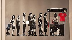 Assisi, l’arte di Banksy rende omaggio San Francesco: dialogo ideale con Peace on Earth 