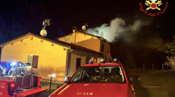 Uomo ustionato nella casa in fiamme, salvato da vigile del fuoco libero dal servizio: incendio partito dal divano dove il 64enne riposava