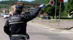 Agente della municipale picchiato, sindaco e vice: "Servono punizioni esemplari". Ma lo straniero &egrave; subito scarcerato