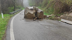 Frana ostruisce la strada, enorme masso sulla carreggiata: tecnici al lavoro e la terra continua a muoversi