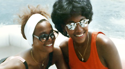 L'amore segreto tra Whitney Houston e la sua assistente Robyn Crawford: l'incontro da adolescenti, il primo bacio, le accuse a Bobby Brown