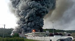Enorme incendio in una fabbrica di lavorazione della plastica: la colonna di fumo nero fa paura