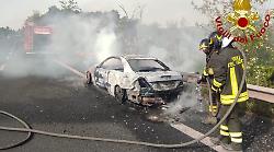 Auto prende fuoco mentre percorre il raccordo Terni-Orte, gli occupanti fuggono e si mettono in salvo