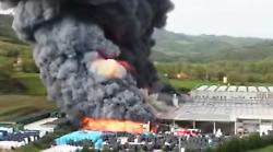 Incendio nella fabbrica di plastica a Umbertide, il video del rogo e dell'immensa colonna di fumo nero