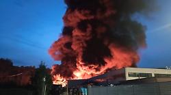 Incendio nell'azienda di materie plastiche, ordinanza  dei Comuni di Umbertide, Pietralunga, Montone e Gubbio: "Rimanete in casa e chiudete le finestre"