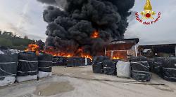 L'incendio nella fabbrica di plastica: le immagini impressionanti della colonna di fumo visibile dalla E45 e fino a Gubbio