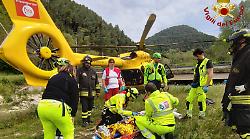 Terni, incastrato negli ingranaggi della motozappa: grave un 69enne infortunato mentre lavora la terra a Stroncone