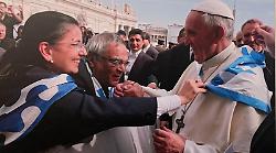 Quando Papa Francesco indossò il fazzoletto dell'Onda, cucito dalle donne del rione di Malborghetto