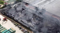 Umbertide, incendio alla Lucyplast: livelli di inquinanti sotto le soglie di legge, revocate le ordinanze con i divieti