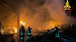 Rogo fabbrica di plastica Lucyplast, incendio domato ma con focolai isolati: operazioni no-stop dei vigili del fuoco. Si indaga sulle cause