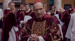 Conclave, il film premiato agli Oscar che porta lo spettatore dietro le porte del Vaticano: ecco dove vedere la pellicola