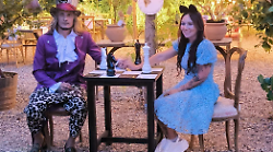 Si sposano vestiti da Cappellaio matto e Alice poi aprono pub dedicato ai film di Tim Burton