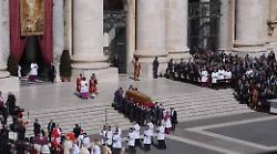Funerali di Papa Francesco, quanto costano e chi paga. Il benefattore misterioso e l'ipotesi Berlusconi