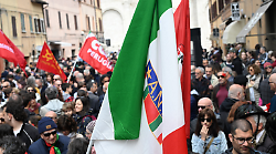 Perugia, la denuncia dopo il corteo del 25 aprile: "Aggredito perché avevo la bandiera dell'Ucraina"