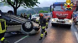 Narni, urta un veicolo in sosta e si ribalta con l'auto: ferita la conducente rimasta incastrata nell'abitacolo