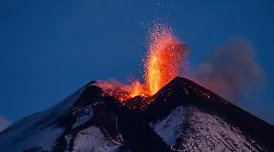 Etna in eruzione, colata lavica a 3.000 metri. Allerta arancione per i voli