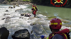 Uomo senza vita trovato lungo il fiume Tevere a Ponte Valleceppi