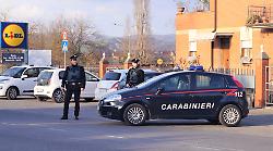 Fabro, rubano borsa con 400 euro a una donna e poi prelevano soldi con il suo bancomat. Quattro persone denunciate