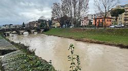 Cade nel fiume Topino a Foligno, ragazzino di 14 anni salvato da due vigili urbani
