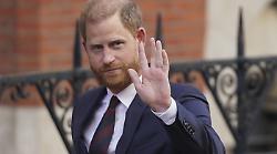 Il principe senza scorta: cosa resta ad Harry per rientrare nella Royal Family. Tre soluzioni e un nemico che ha un nome e un volto