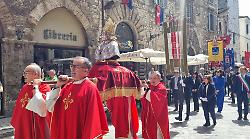 Narni, in processione con la statua del patrono San Giovenale. Corteo di autorità e sfilata in abiti medievali. C'è anche la presidente dell'Umbria Stefania Proietti