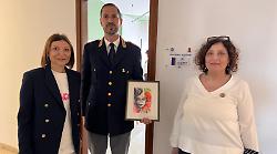 Opere d'arte contro la violenza sulle donne donate al commissariato di polizia: "Un messaggio forte e universale"