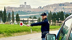 Si aggira in città con il foglio di via. La polizia lo scopre e lo denuncia