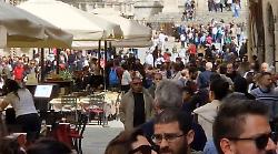 Centro storico di Perugia preso d'assalto: pellegrini di Acutis e libri gratis fanno registrare il pienone. Giornate d'oro per il turismo