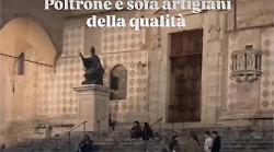 Spaparacchiati sul divano in piazza IV Novembre davanti alla Fontana maggiore: il video Instagram diventa virale
