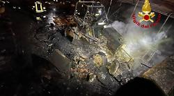Incendio distrugge rimessa agricola: morti sei cani, ferito il proprietario che ha tentato di salvarli