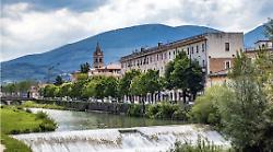 Rischia di annegare nel fiume, salvato da due vigili: i complimenti del sindaco