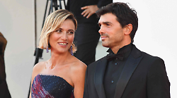 Anna Foglietta e il marito Paolo Sopranzetti. Dai banchi di scuola all'amore nato dopo 16 anni grazie a Facebook. Poi il matrimonio e i 3 figli