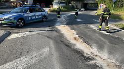 Mezzo perde gasolio, grossa scia e pericolo sulla strada alla rotatoria dello Scalo