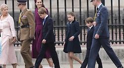 George, Charlotte e Louis: il futuro della Corona sfila sotto gli occhi del mondo