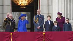 Buckingham risponde a Harry dal balcone reale: il messaggio a Harry e Meghan