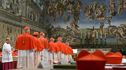 Il conclave dove il tempo si ferma: niente cellulari e niente orologi. Così i cardinali si isolano per eleggere il Papa