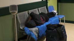 Dieci senzatetto dormono nelle sale d'attesa dell'ospedale: la denuncia con le foto  e l'esposto a prefetto, Comune e Regione