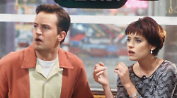 Il ricordo di Paget Brewster sulla star di Friends Matthew Perry: "Era davvero un ragazzo d'oro"