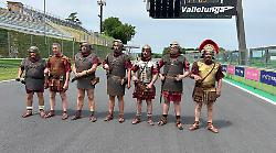 Otricoli, storia e motori in primo piano. I legionari sfilano sulla pista dell'autodromo di Vallelunga