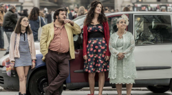 Quasi orfano stasera in tv martedì 6 maggio su Rai 1: trama e cast della commedia con Riccardo Scamarcio e Vittoria Puccini