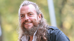 L'isola dei famosi, Mirko Frezza racconta l'associazione Casale Caletto: "Diamo pasti caldi alle persone indigenti, la porteremo anche in Umbria, a Trevi". Ecco chi è e cosa fa il naufrago