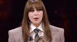 Cravatta e carisma: Monica Bellucci e il nuovo codice dell’eleganza. Incanta ai David di Donatello
