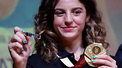 Ambra Sabatini testimonial della Polizia di Stato e Autostrade per l'Italia in una campagna nazionale sulla sicurezza