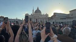 L'Habemus Papam, l'annuncio del cardinale Robert Francis Prevost e le prime parole da Papa Leone XIV: il video